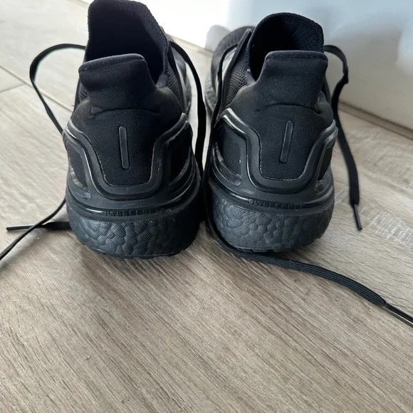 Adidas ultraboost women’s 8.5 (black/black) - excellent condition! - Picture 7 of 7